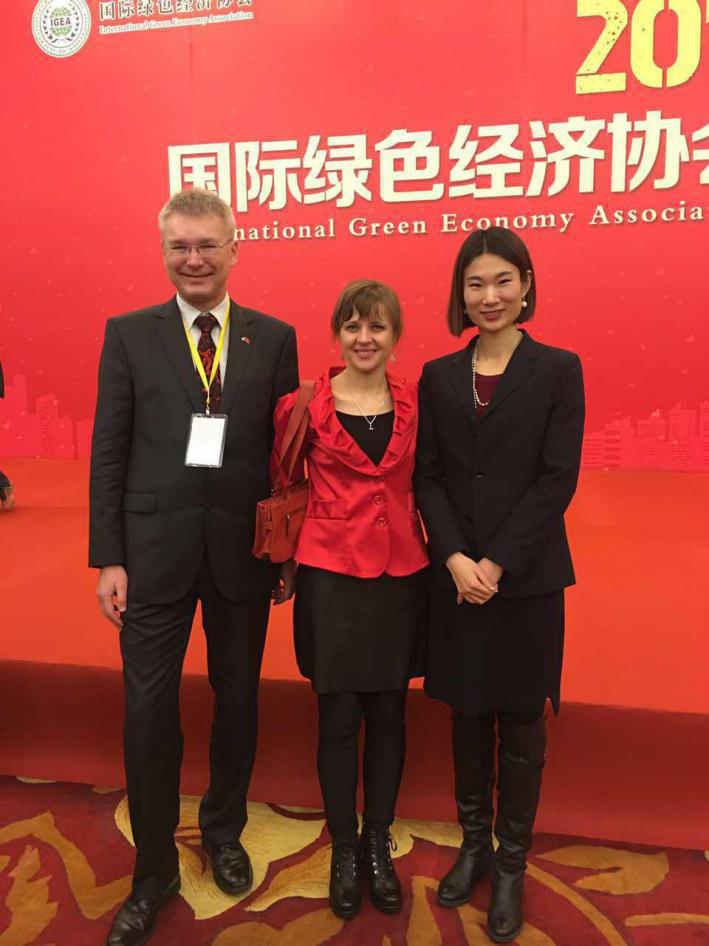  捷斯中合作協(xié)會(huì )監事會(huì )員Rudolf Zachoval（左一）、Sarka Zhang（左二）與 仟億達劉總（右一）合影