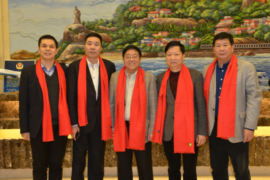 仟億達集團董事長(cháng)鄭兩斌（左一）、陜西廈門(mén)商會(huì )會(huì )長(cháng)陳信雄（左二）、與廈門(mén)市人原副主任汪興裕（正中）、廈門(mén)駐京辦主任王飛（右二）廈門(mén)企業(yè)商會(huì )會(huì )長(cháng)蔣清林（右一）