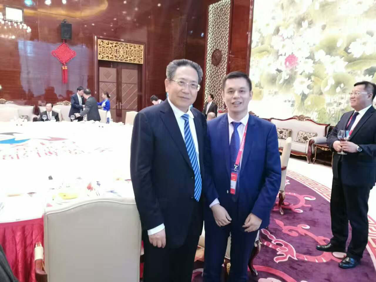 安徽省委書(shū)記、省人常委會(huì )主任李錦斌（左）仟億達集團董事長(cháng)鄭兩斌（右）與合影留念