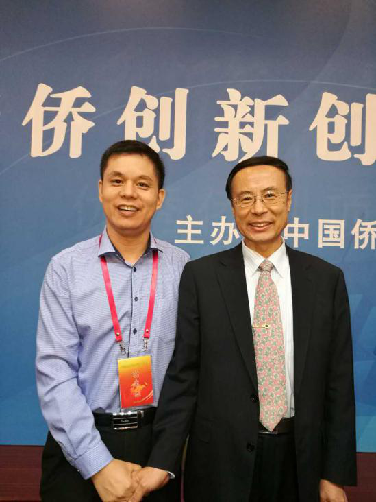 仟億達集團董事長(cháng)鄭兩斌（左）與中國僑聯(lián)黨組書(shū)記、主席萬(wàn)立駿（右）