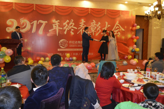 董事長(cháng)鄭兩斌先生抽取、頒發(fā)終級幸運獎