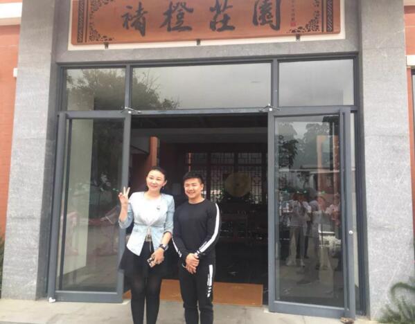 仟億達集團總裁(左)與型動(dòng)體育始人、奧運陳一冰(右)