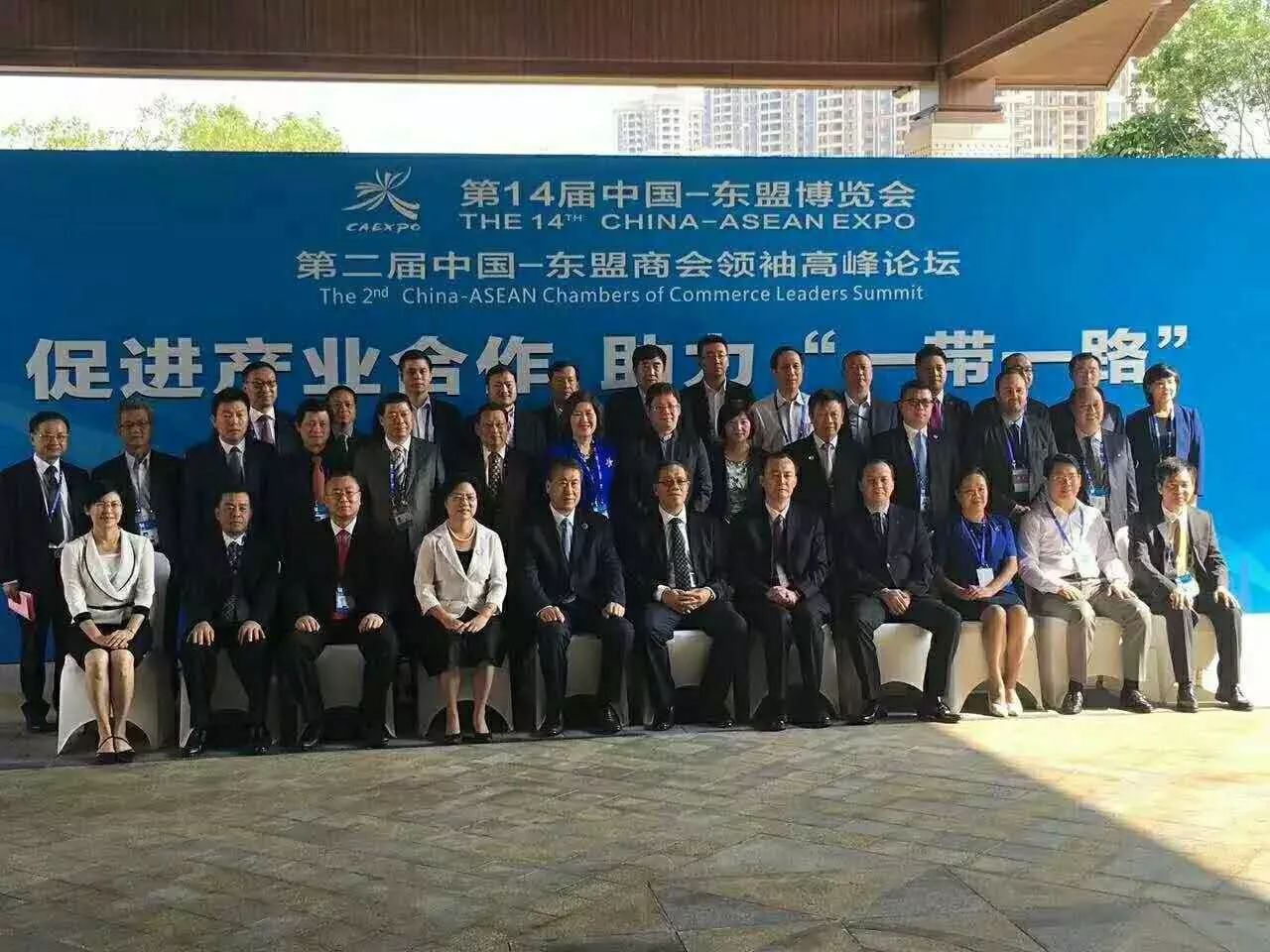 全國工商聯(lián)副主席黃榮(首排右5)、廣西壯族自治區副主席陳剛(首排右6)與仟億達集團董事長(cháng)鄭兩斌(三排左3)等嘉賓合影